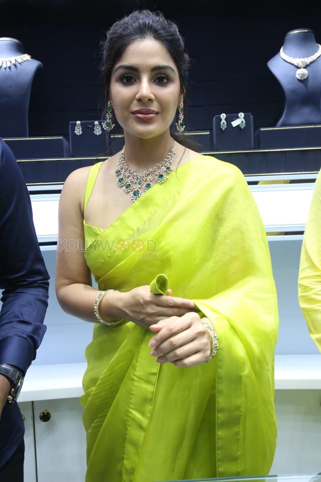 Actress Samyuktha Menon at Ladia Diamond Store Inauguration Photos 23