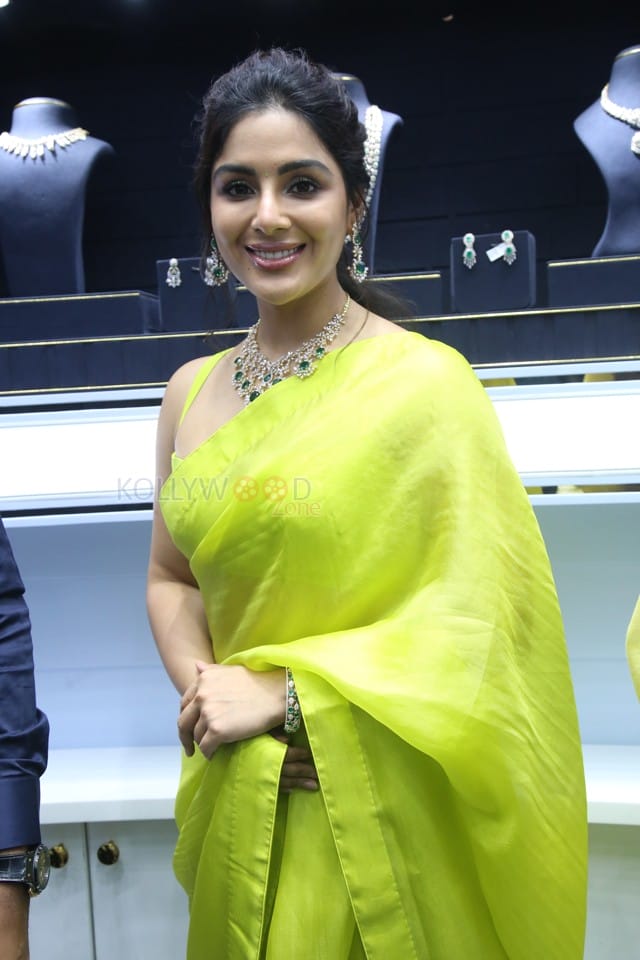 Actress Samyuktha Menon at Ladia Diamond Store Inauguration Photos 24