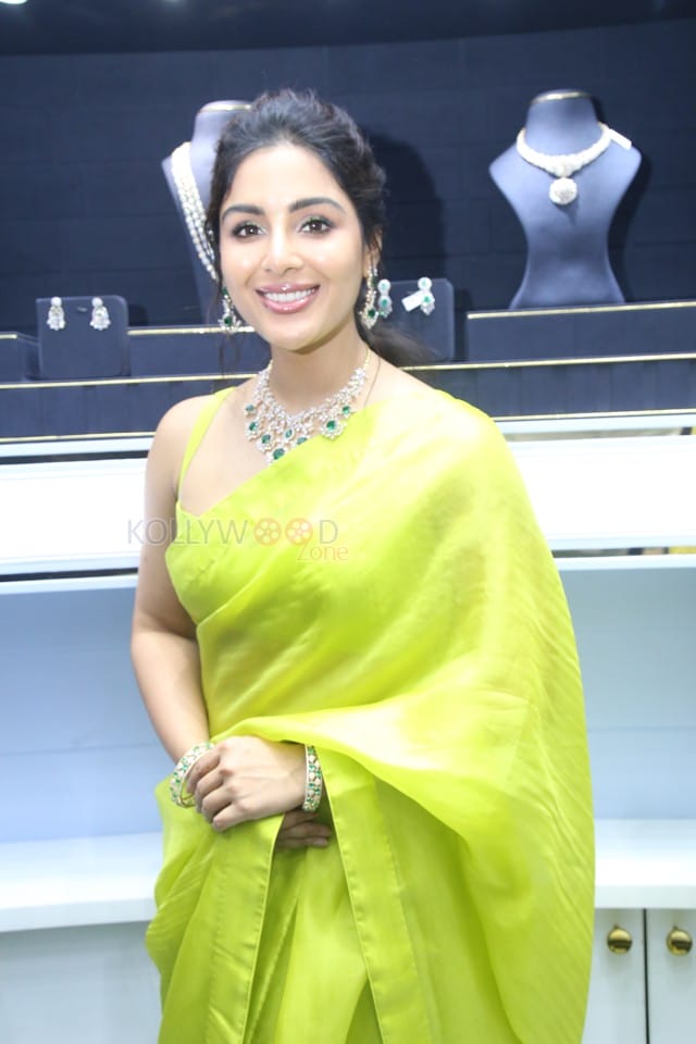 Actress Samyuktha Menon at Ladia Diamond Store Inauguration Photos 25