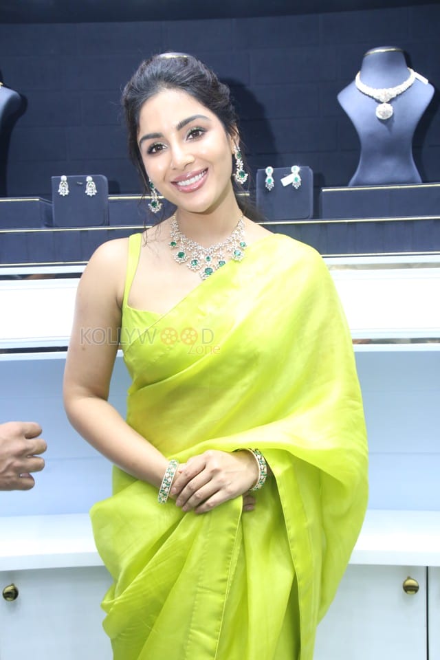 Actress Samyuktha Menon at Ladia Diamond Store Inauguration Photos 28