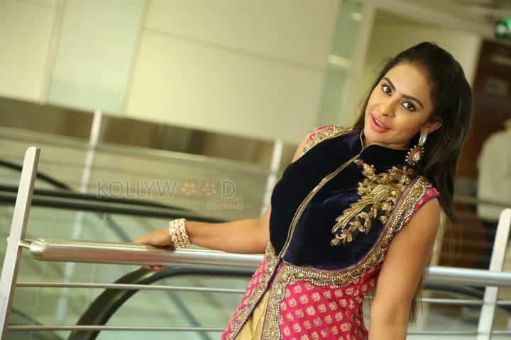 Actress Sri Reddy Mallidi Photos 14