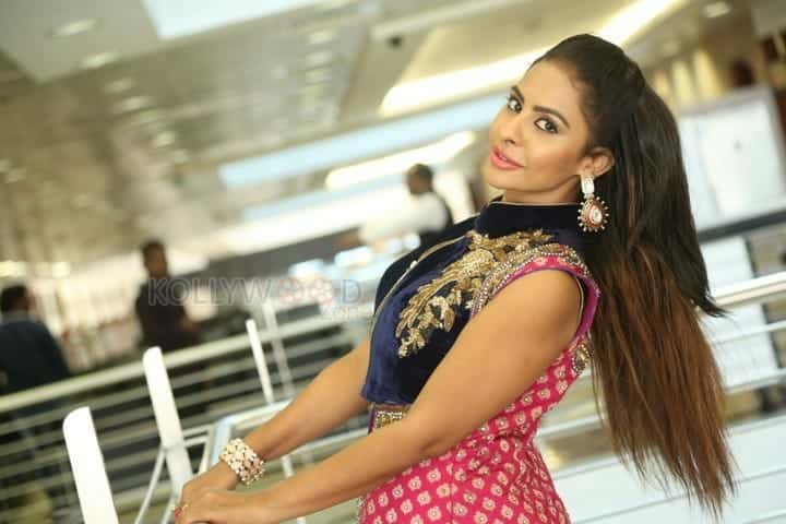 Actress Sri Reddy Mallidi Photos 15