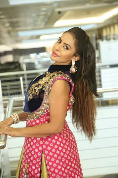 Actress Sri Reddy Mallidi Photos 16