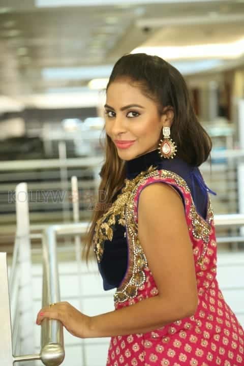 Actress Sri Reddy Mallidi Photos 18