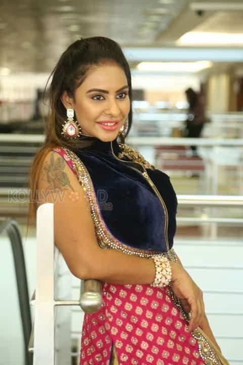 Actress Sri Reddy Mallidi Photos 26