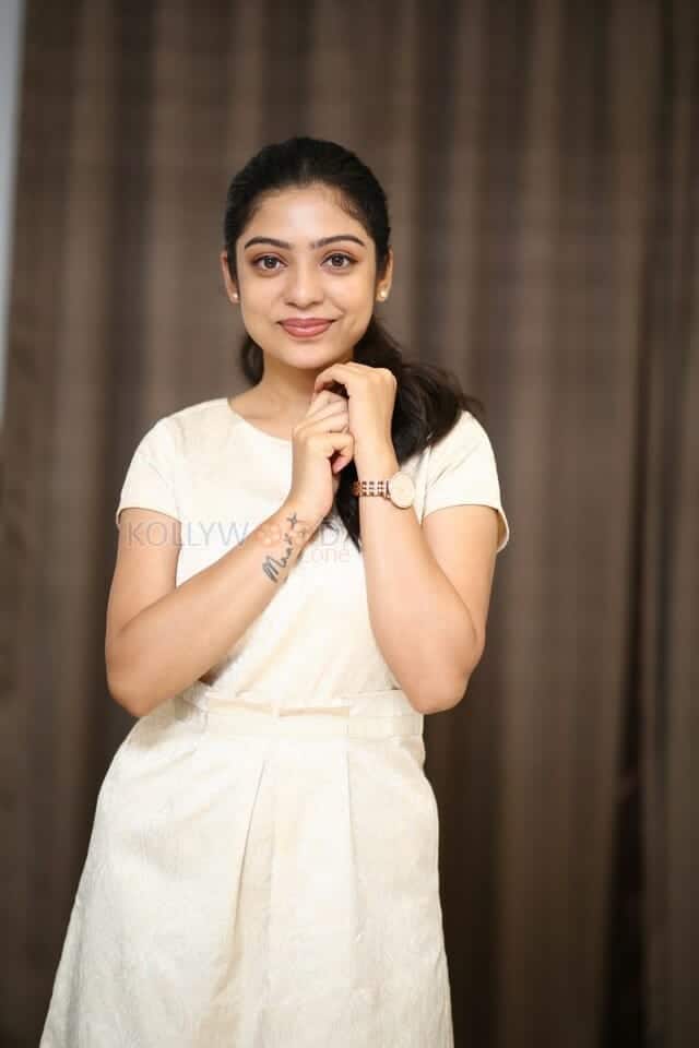 Actress Varsha Bollamma at Swathi Muthyam Movie Interview Photos 18