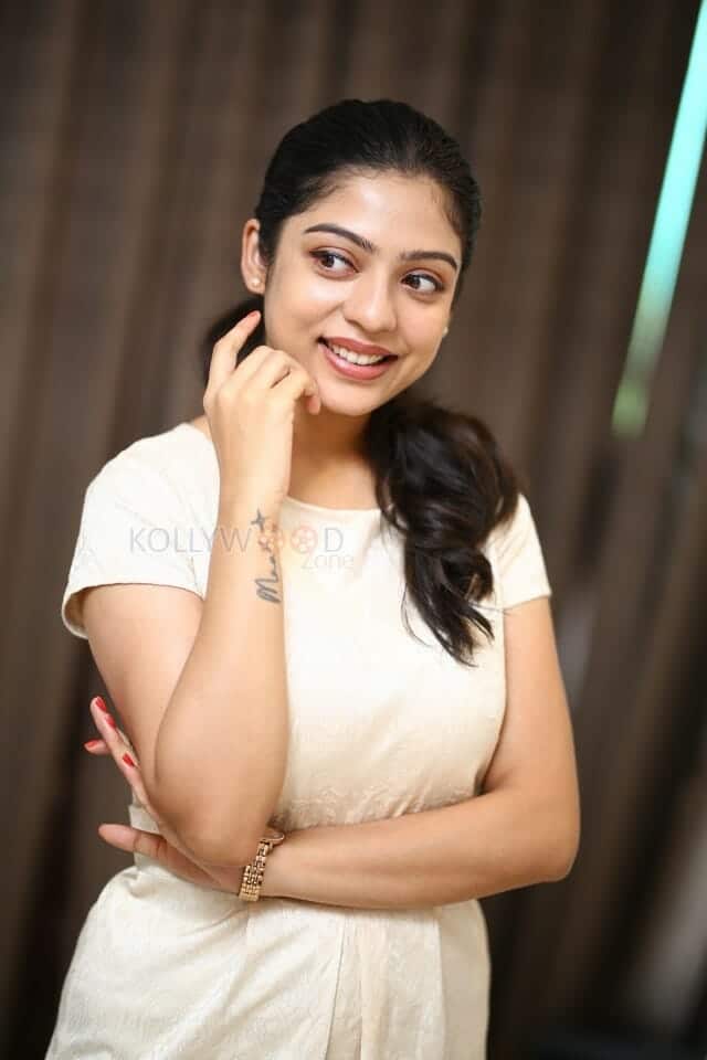 Actress Varsha Bollamma at Swathi Muthyam Movie Interview Photos 19