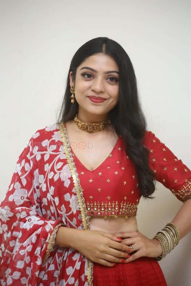 Actress Varsha Bollamma at Swathi Muthyam Movie Pre Release Event Photos 22