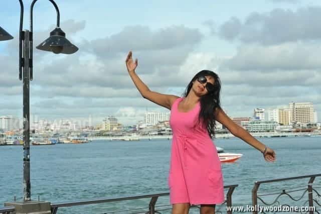 Actress Vimala Raman Latest Sexy Pictures 25