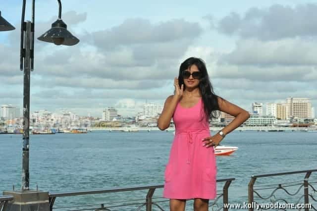 Actress Vimala Raman Latest Sexy Pictures 26