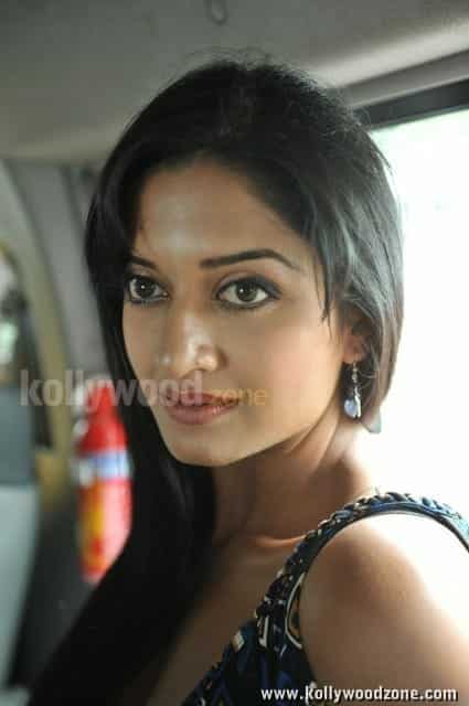 Actress Vimala Raman Sexy Pics 15