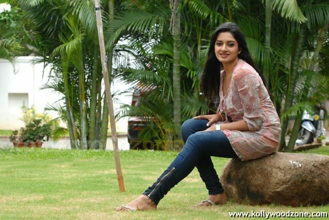 Actress Vimala Raman Sexy Stills 12