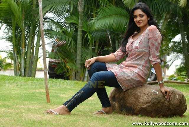 Actress Vimala Raman Sexy Stills 13