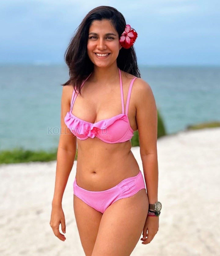 Adbhut Actress Shreya Dhanwanthary in a Pink Bikini Photos 07