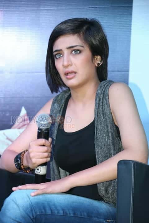 Akshara Haasan At Shamitabh Movie Press Meet Photos 01