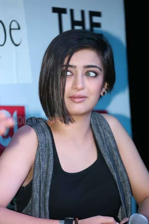 Akshara Haasan At Shamitabh Movie Press Meet Photos 12