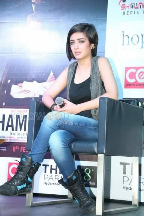 Akshara Haasan At Shamitabh Movie Press Meet Photos 15