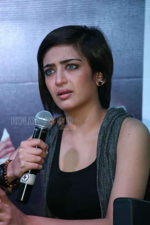 Akshara Haasan At Shamitabh Movie Press Meet Photos 19