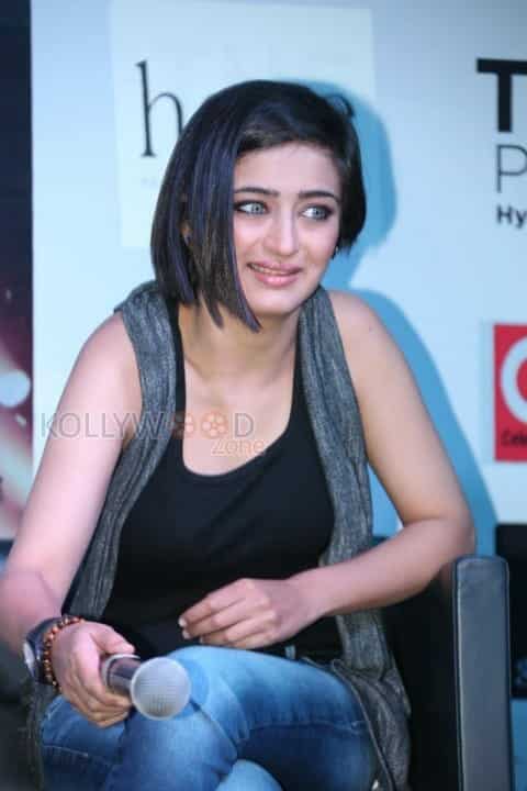 Akshara Haasan At Shamitabh Movie Press Meet Photos 20