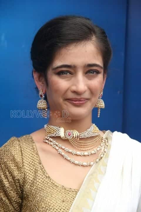 Akshara Haasan Stills 09