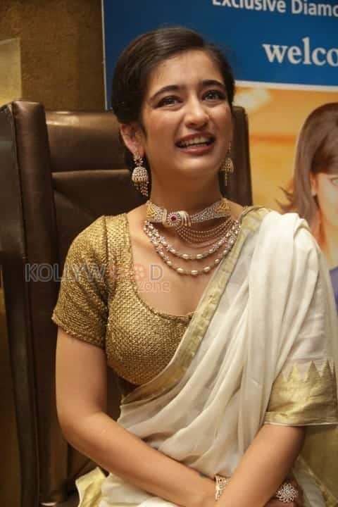 Akshara Haasan Stills 13