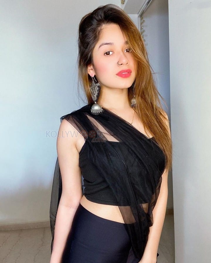 Beautiful Jannat Zubair in a Black Saree Photos 01