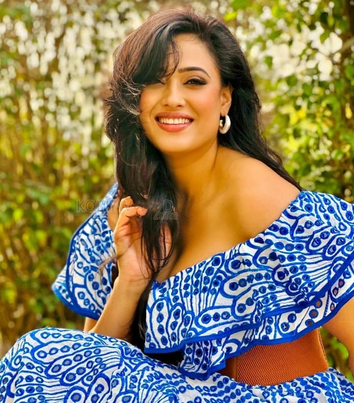 Beautiful Shweta Tiwari in a Blue Ruched Designer Off Shoulder Dress Pictures 02