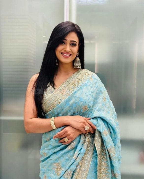 Charming Shweta Tiwari In A Powder Blue Saree Photos 01 303538