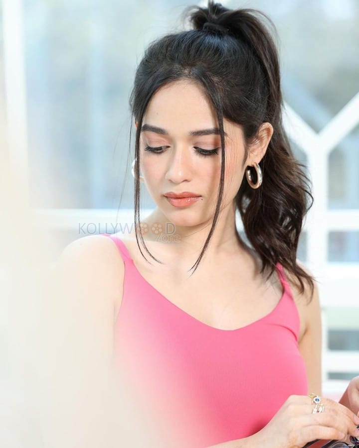 Cute Jannat Zubair Rahmani in a Pink Crop Top Pictures 03