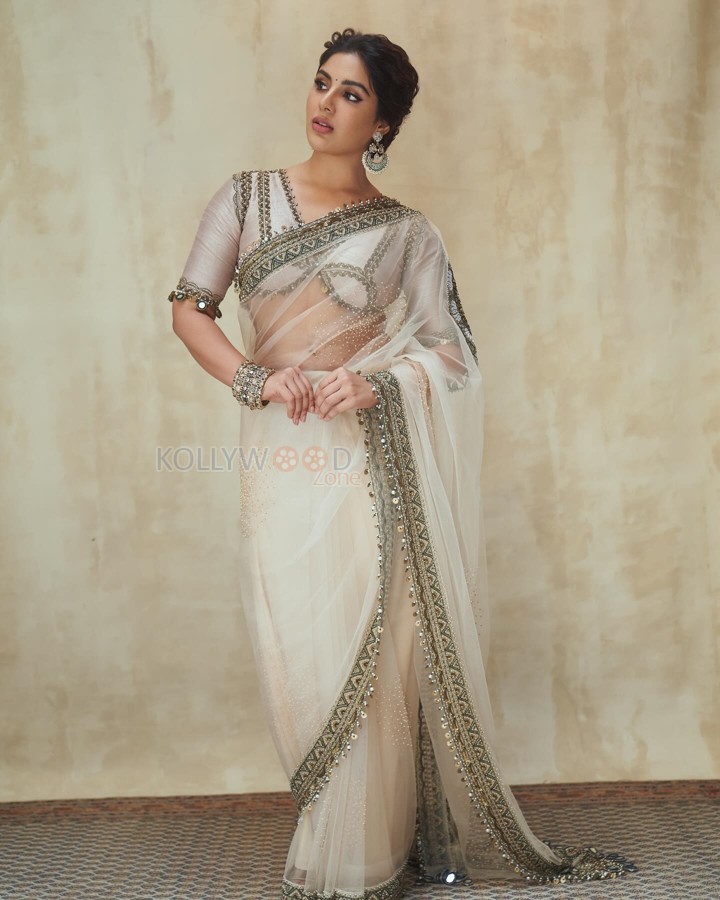 Gorgeous Samyuktha Menon in a Sheer Ivory Saree Pictures 08