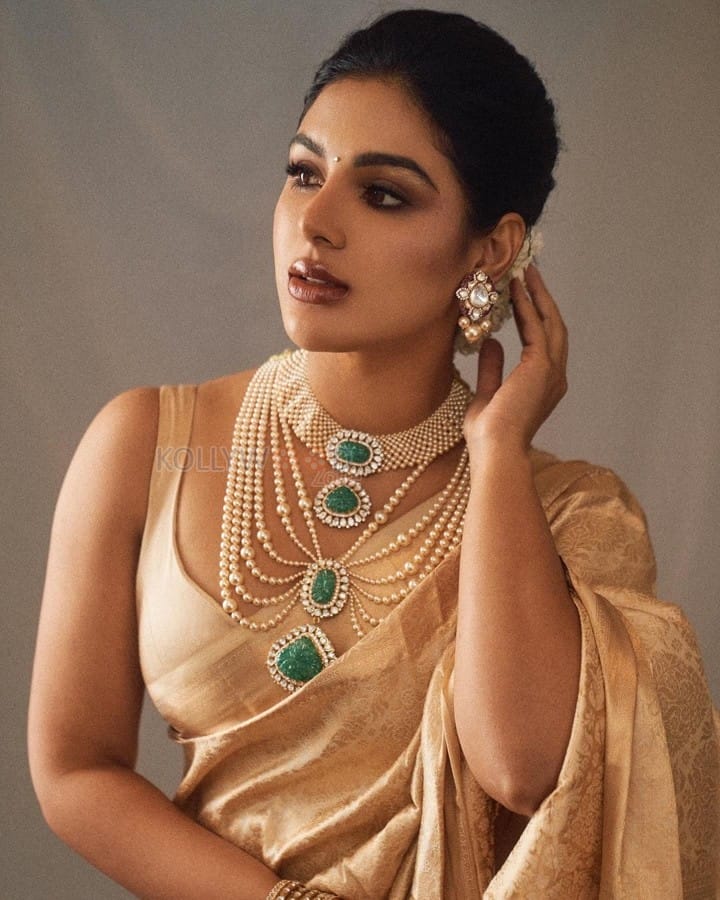 Majestic Samyuktha Menon in a Golden Saree with Matching Blouse and Pearl and Emerald Jewellery Pictures 04