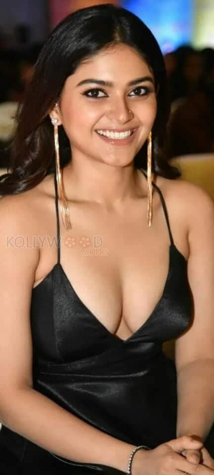 Martin Movie Actress Vaibhavi Shandilya Sexy Cleavage Photos 01