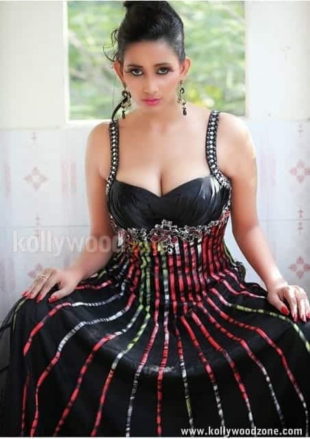 Sanjana Singh Hot Cleavage Pictures 10