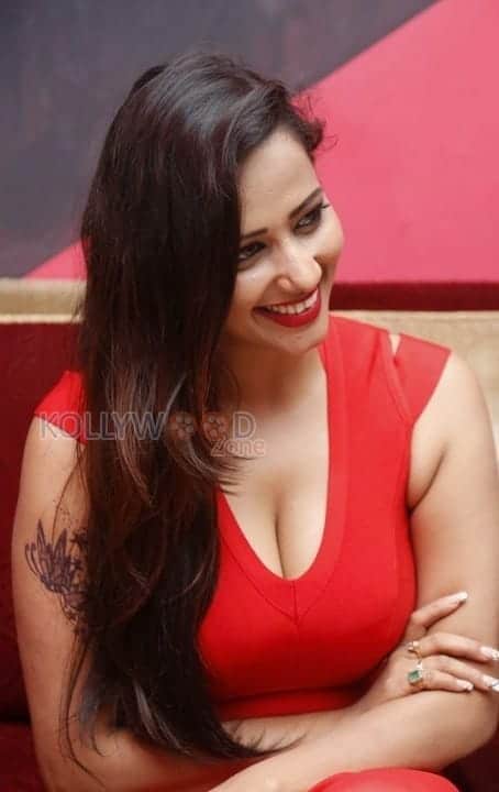 Sanjana Singh Sexy Cleavage Photos 02