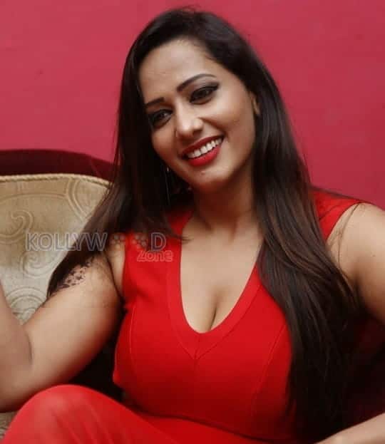 Sanjana Singh Sexy Cleavage Photos 05