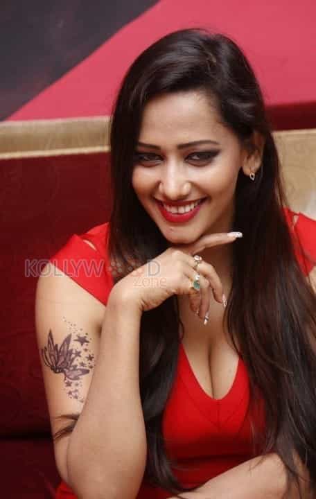 Sanjana Singh Sexy Cleavage Photos 06