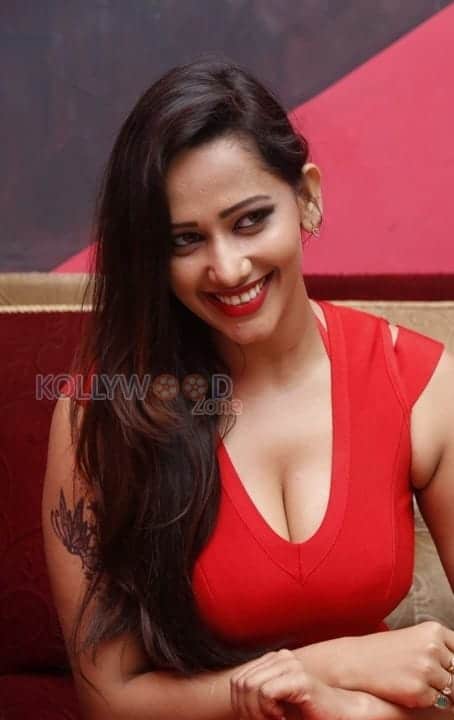 Sanjana Singh Sexy Cleavage Photos 13