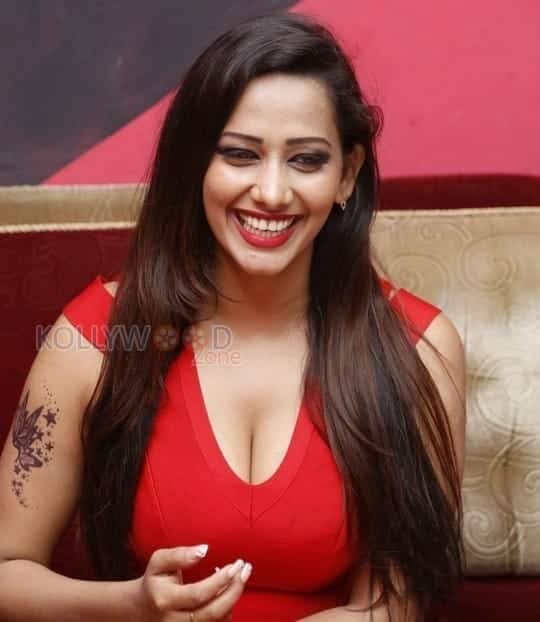 Sanjana Singh Sexy Cleavage Photos 16