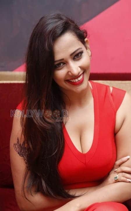 Sanjana Singh Sexy Cleavage Photos 19