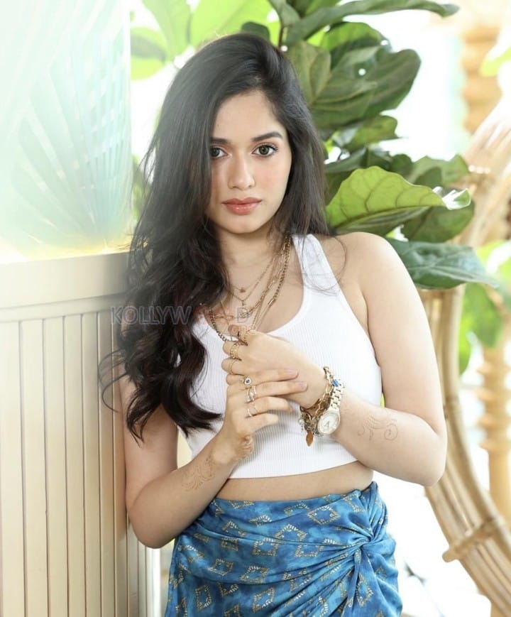 Sexy Hot Jannat Zubair in a White Tank Top Pictures 02