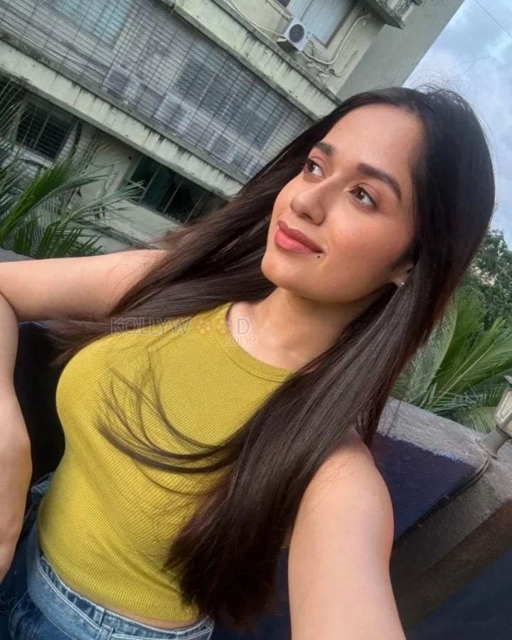 Sexy Jannat Zubair Rahmani in a Sleeveless Tank Top and Denim Pant Pictures 03