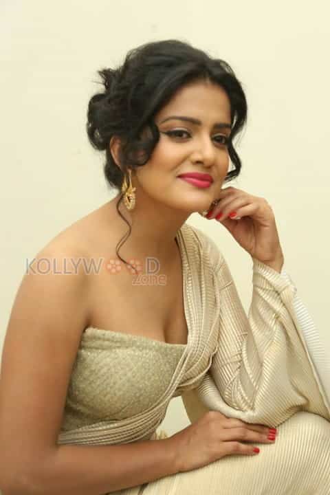 Tamil Actress Vishakha Singh Pictures 17