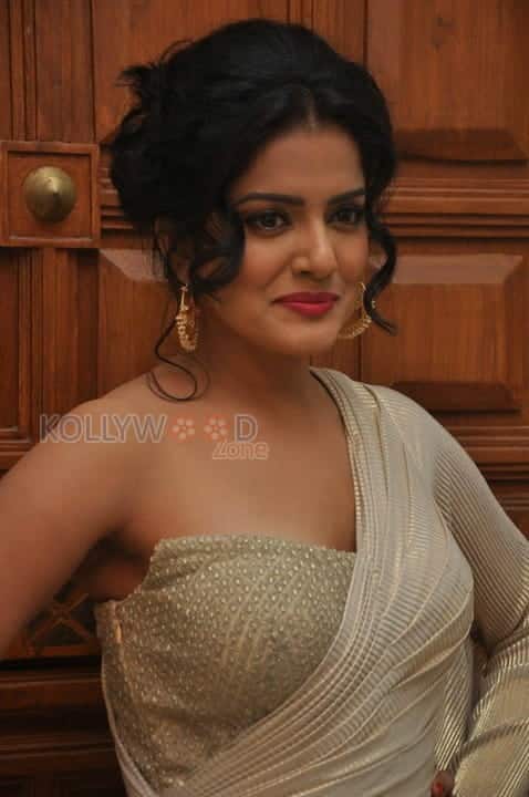 Tamil Actress Vishakha Singh Pictures 19