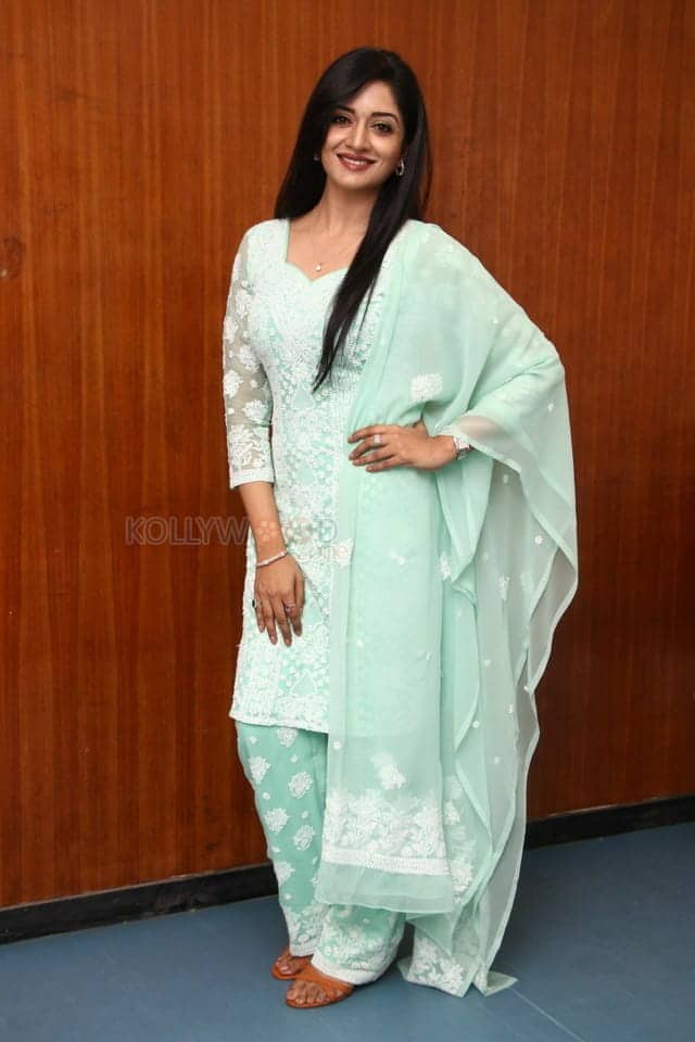 Vimala Raman At Iruttu Movie Press Meet Pictures 02