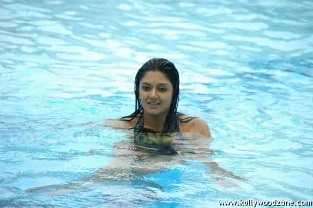 Vimala Raman Sexy Swimsuit Pictures 15