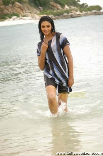 Vimala Raman Sexy Swimsuit Pictures 26