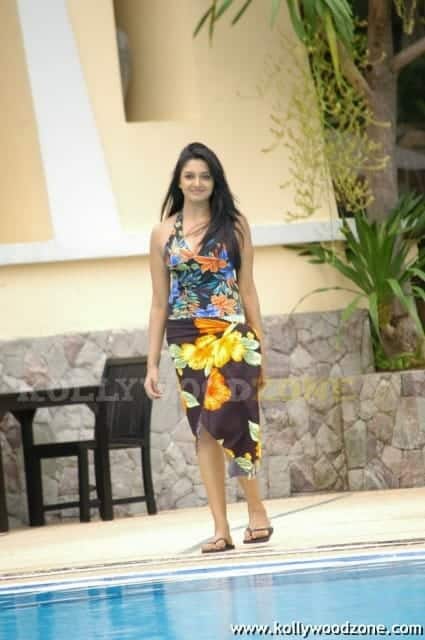 Vimala Raman Sexy Swimsuit Pictures 28