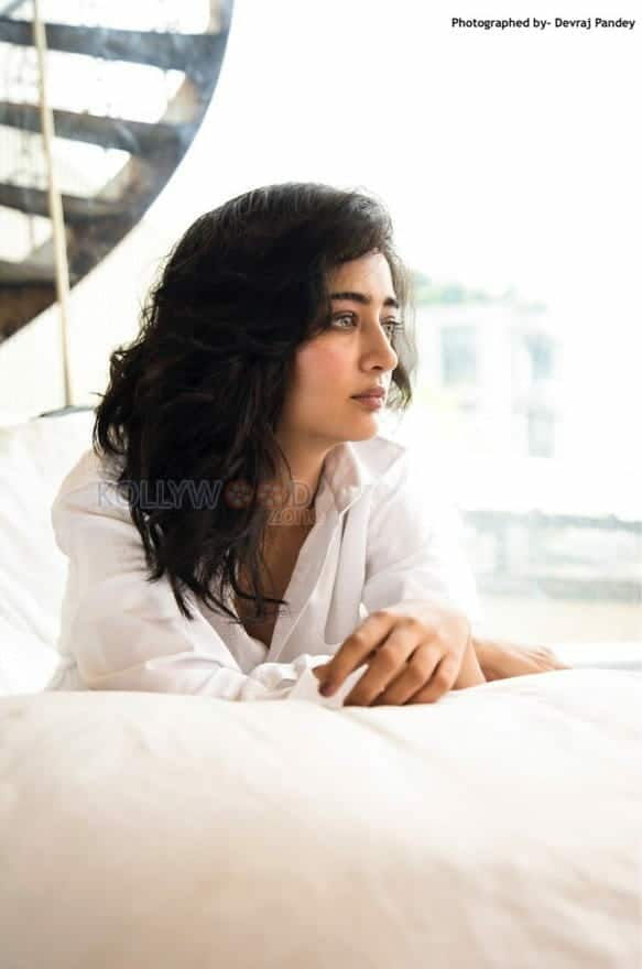 Vivegam Heroine Akshara Haasan Pictures 06