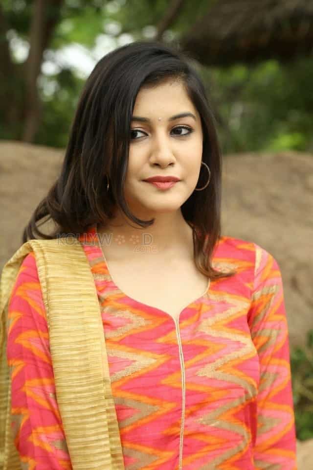 Young Telugu Actress Simran Sharma Photos 17