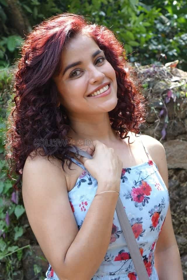 Abhiyum Annuvum Tamil Movie Heroine Pia Bajpai Photos 17